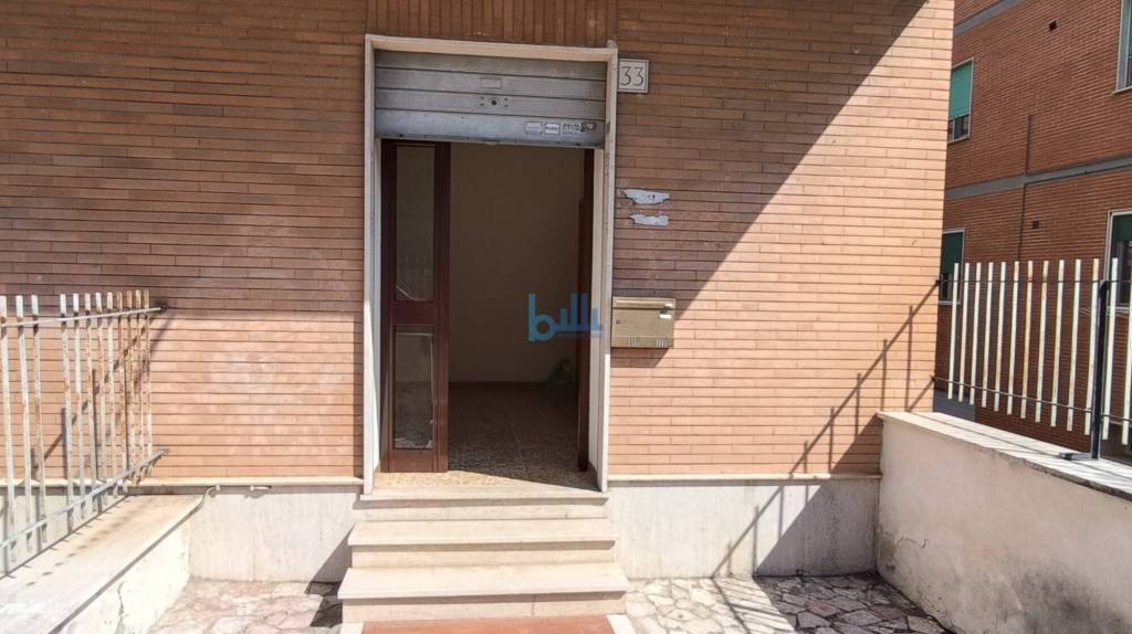 negozio in vendita a Roma in zona Tor Bella Monaca