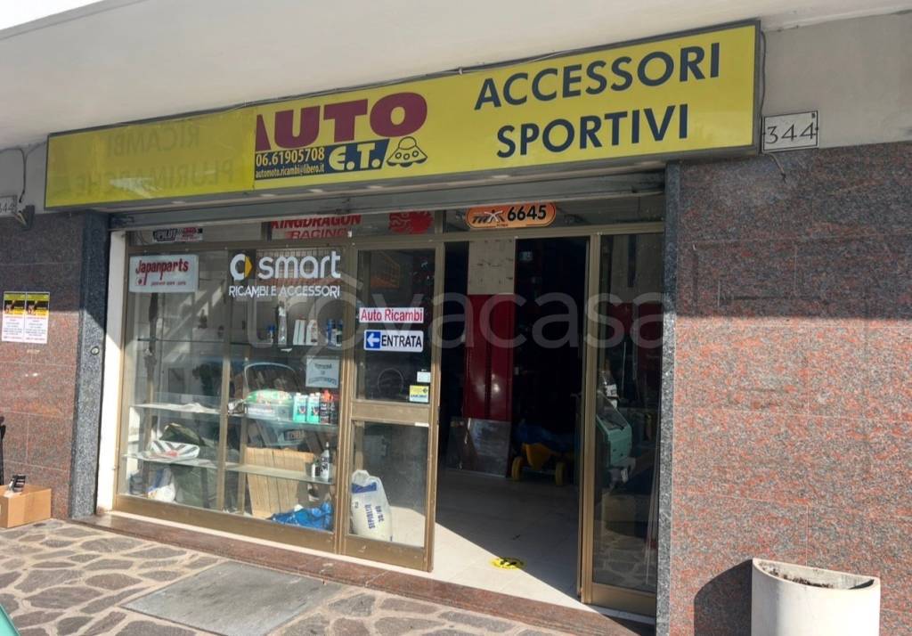 negozio in vendita a Roma in zona Pantan Monastero