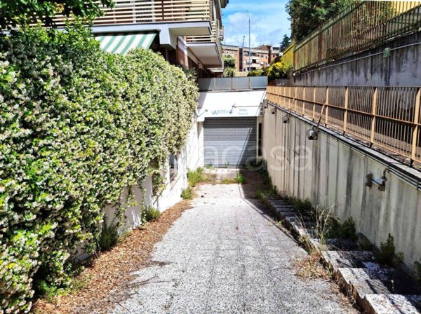 ufficio in vendita a Roma in zona Appio Pignatelli