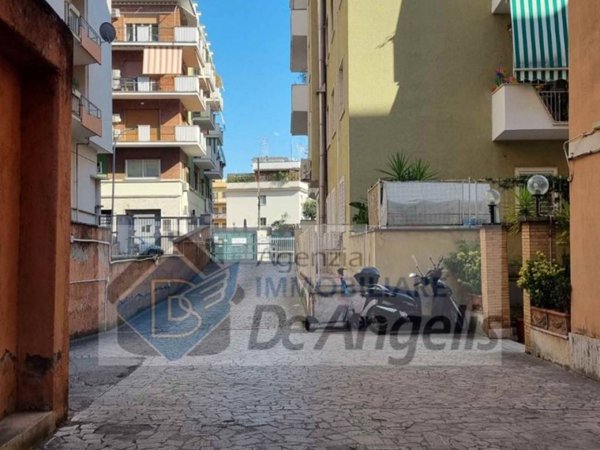 locale commerciale in vendita a Roma in zona Appio Latino