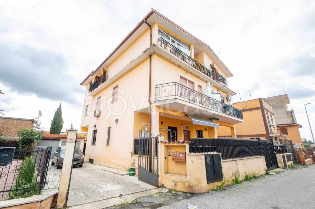 appartamento in vendita a Roma in zona Finocchio