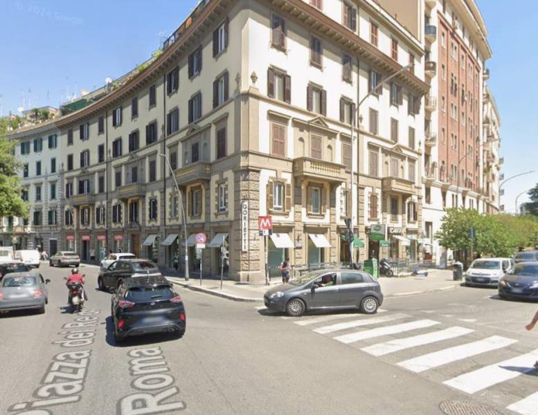locale commerciale in vendita a Roma in zona Tuscolano