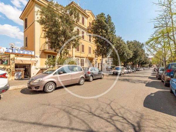 negozio in vendita a Roma in zona Cinecittà