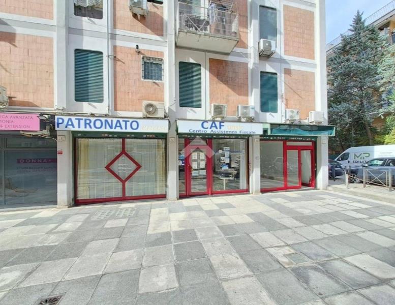 locale commerciale in vendita a Roma in zona Collatino