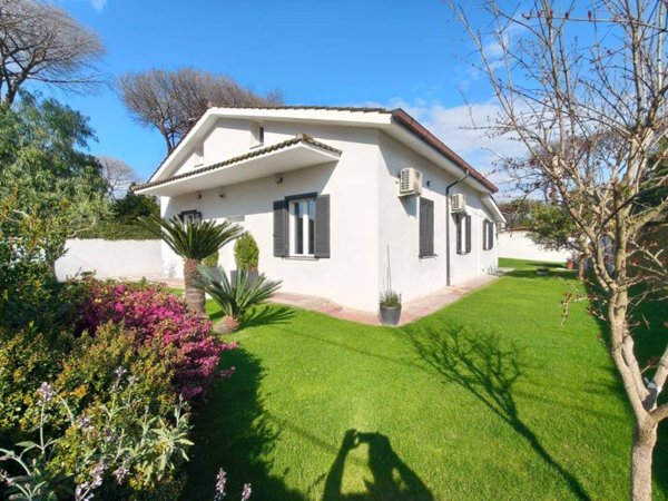 casa indipendente in vendita a Roma in zona Infernetto