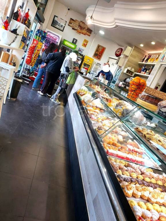 negozio in vendita a Roma in zona Cinecittà