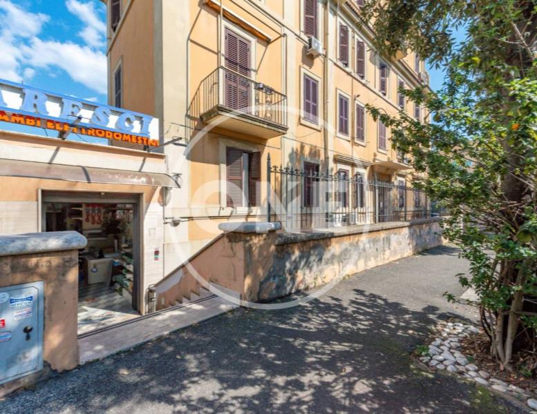 negozio in vendita a Roma in zona Tuscolano
