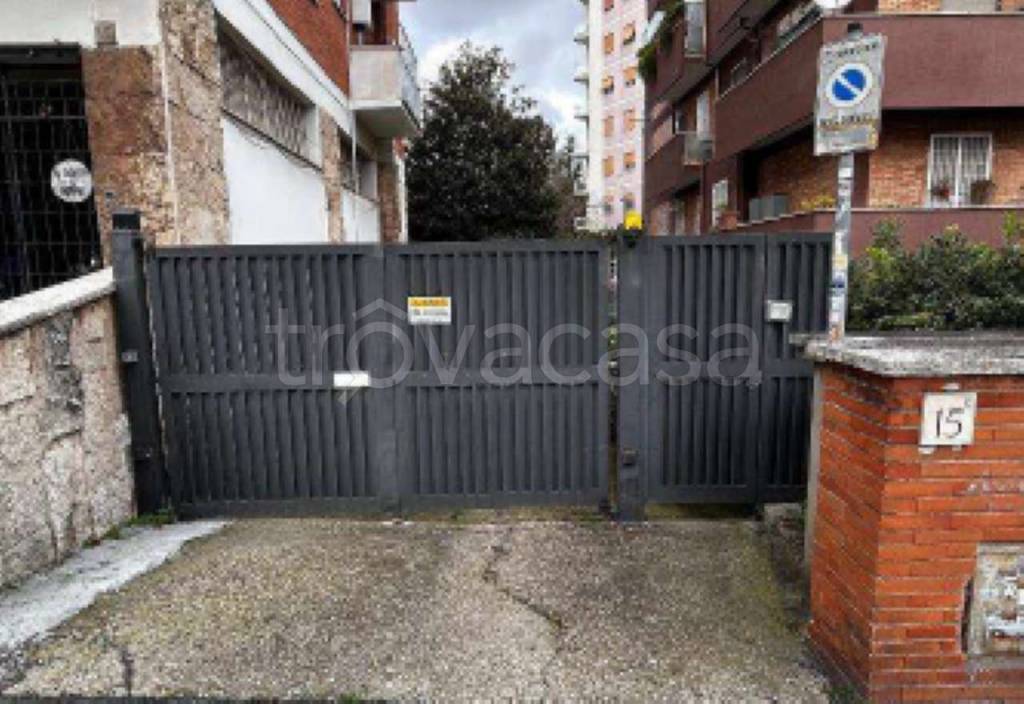 locale commerciale in vendita a Roma in zona Giuliano Dalmata