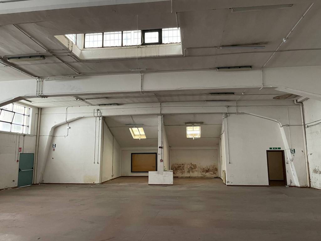 locale commerciale in vendita a Roma in zona Castro Pretorio