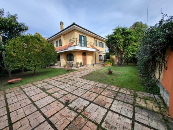 casa indipendente in vendita a Roma in zona Infernetto