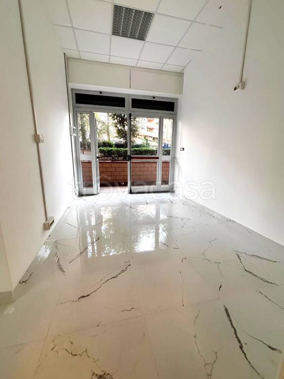 negozio in vendita a Roma in zona Ardeatino