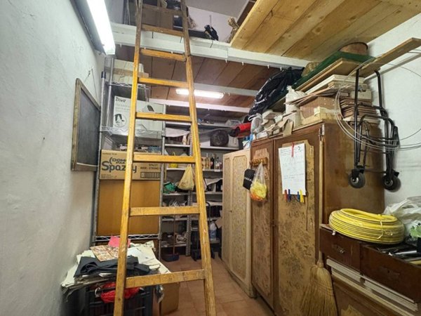 locale commerciale in vendita a Roma in zona Cinecittà