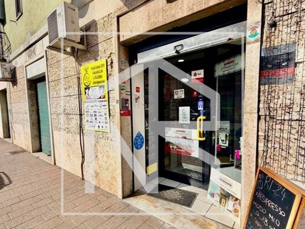 negozio in vendita a Roma in zona Torre Maura