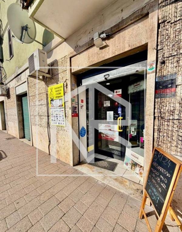 negozio in vendita a Roma in zona Torre Maura