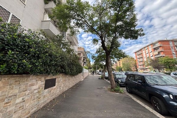 negozio in vendita a Roma in zona Appio Claudio