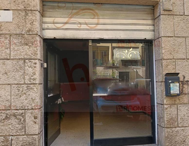 locale commerciale in vendita a Roma in zona Appio Claudio