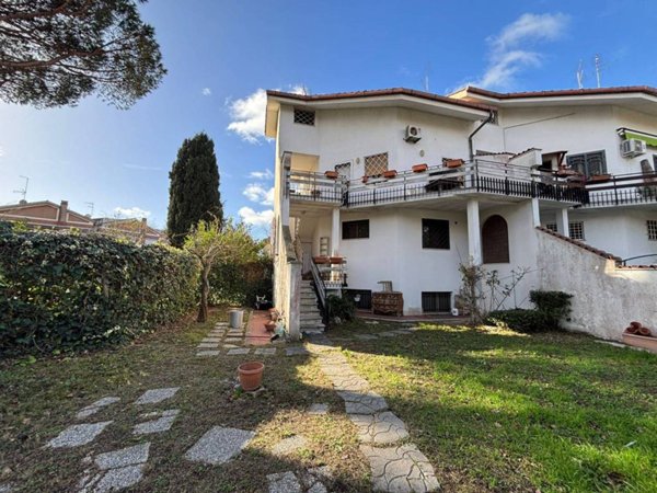 appartamento in vendita a Roma in zona Axa