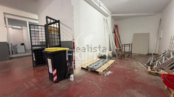 locale commerciale in vendita a Roma in zona Finocchio