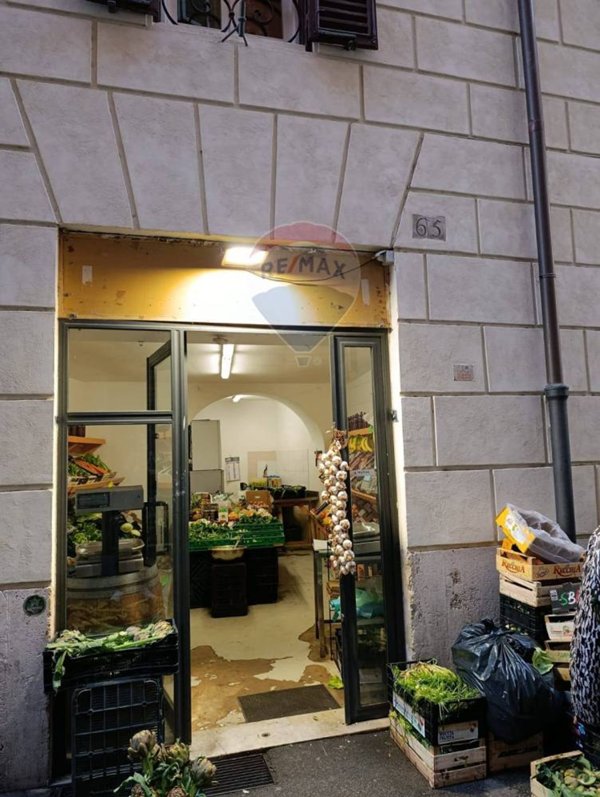 locale commerciale in vendita a Roma in zona Pigna - Sant'Angelo