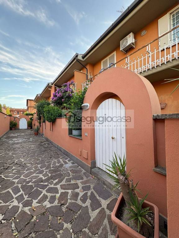 casa indipendente in vendita a Roma in zona Torrione Cerquetta