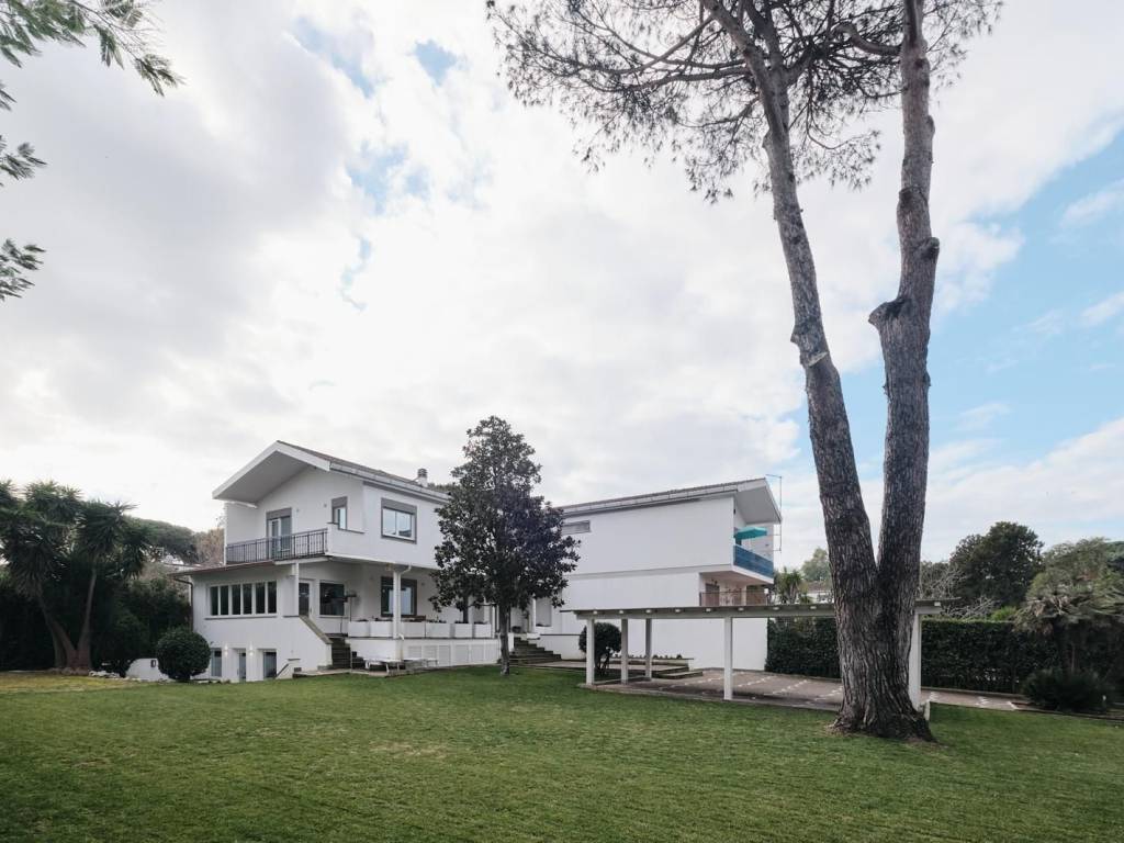casa indipendente in vendita a Roma in zona Casal Palocco