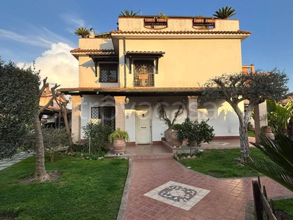 casa indipendente in vendita a Roma