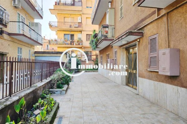appartamento in vendita a Roma in zona Torre Angela