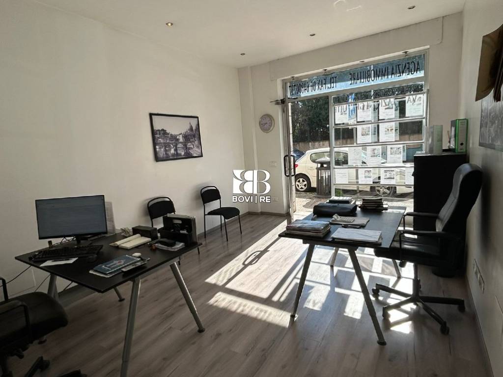 negozio in vendita a Roma in zona Tuscolano