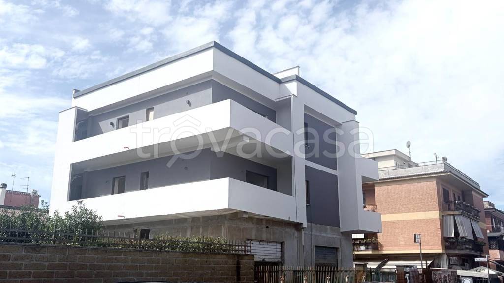 appartamento in vendita a Roma in zona Colle Monfortani