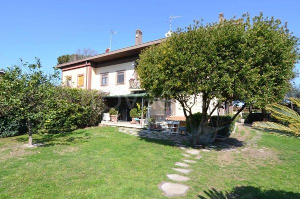 casa indipendente in vendita a Roma in zona Casal Palocco