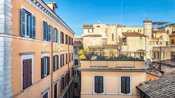 appartamento in vendita a Roma in zona Trevi-Colonna