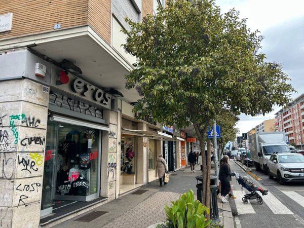 negozio in vendita a Roma in zona Cinecittà