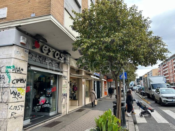 negozio in vendita a Roma in zona Cinecittà