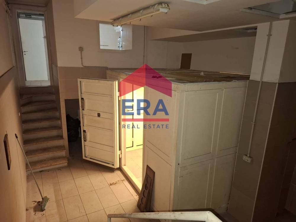 locale commerciale in vendita a Roma in zona Tuscolano