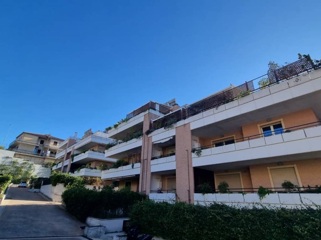 appartamento in vendita a Roma in zona Valle Muricana