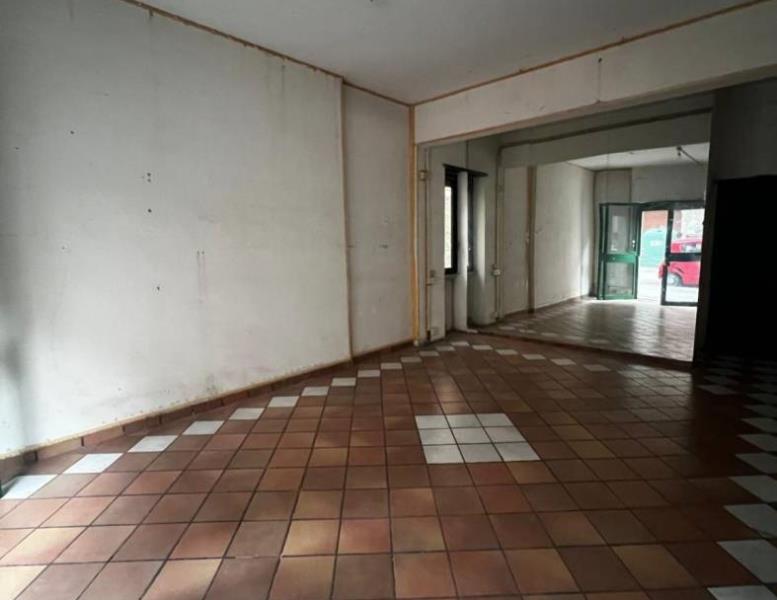 locale commerciale in vendita a Roma in zona Appio Latino