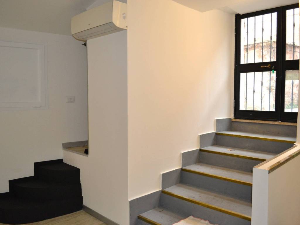 negozio in vendita a Roma in zona Trastevere