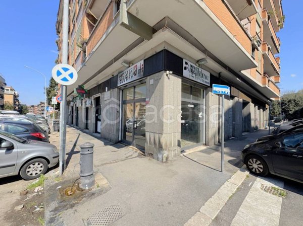 negozio in vendita a Roma in zona Tuscolano