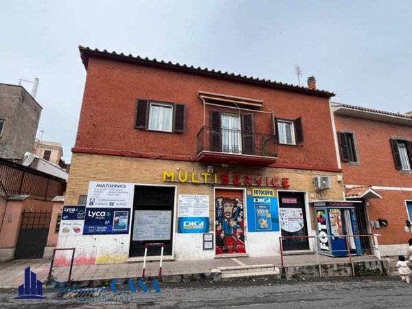 locale commerciale in vendita a Roma in zona Tomba di Nerone