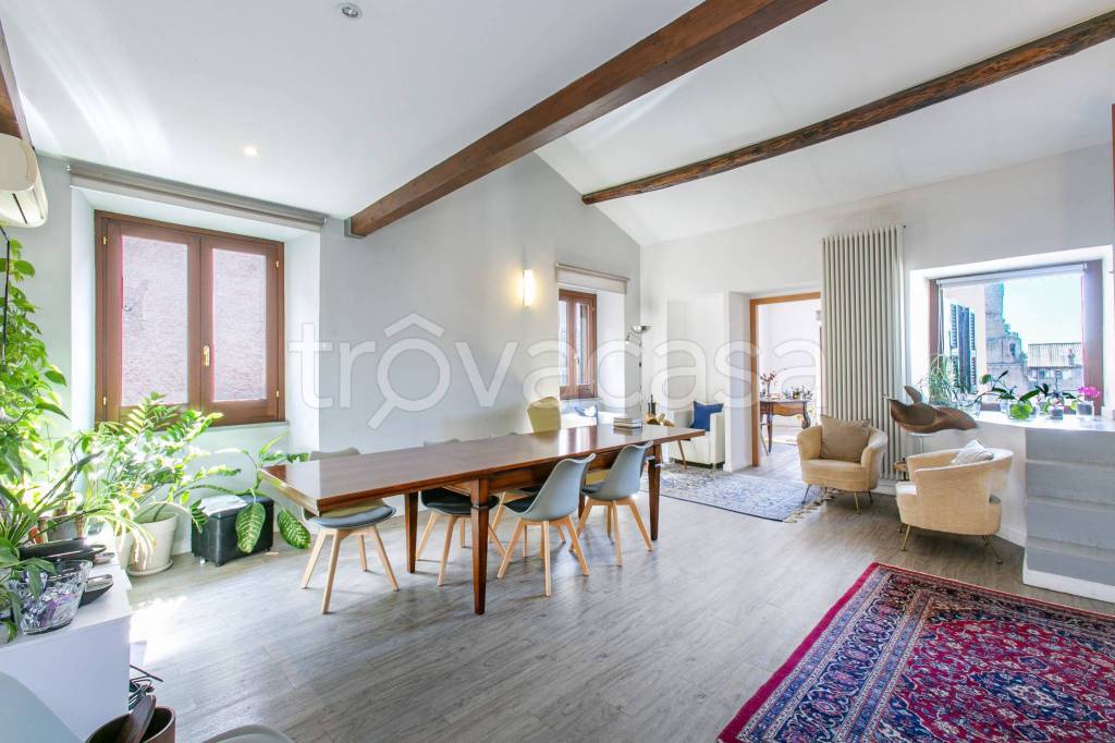 appartamento in vendita a Roma in zona Rione Monti/Campitelli