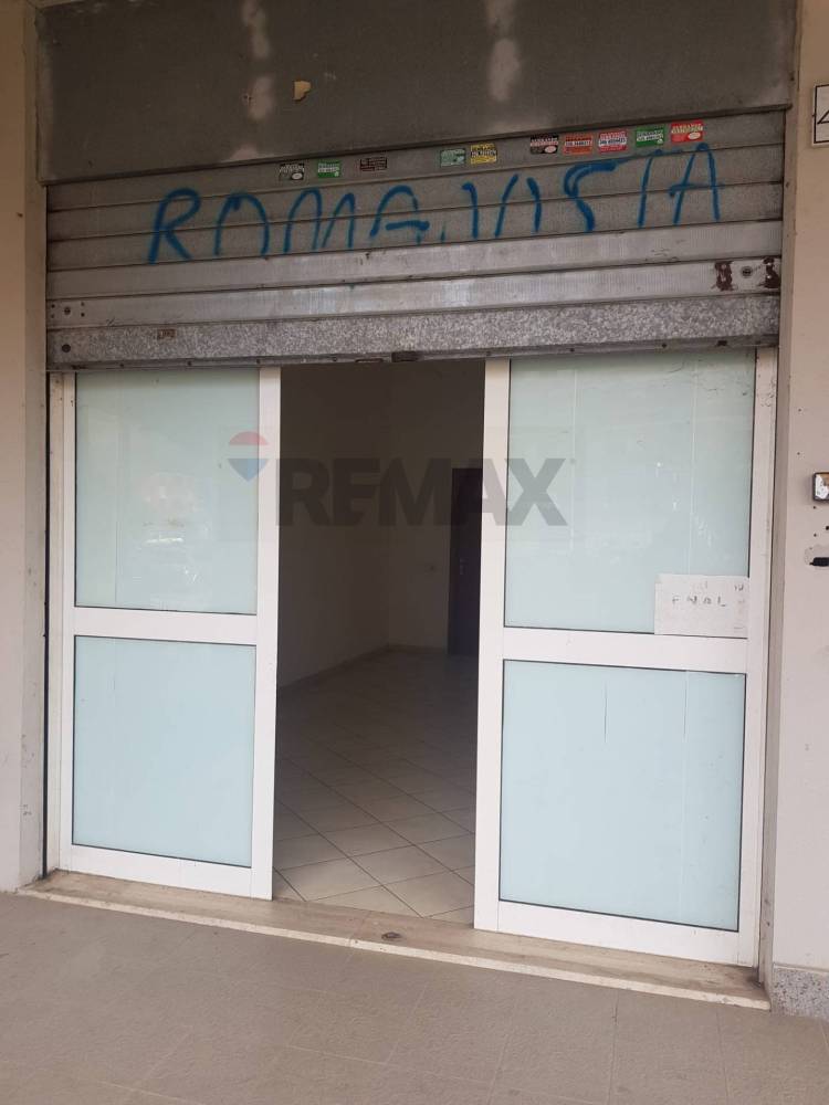 locale commerciale in vendita a Roma in zona Borghesiana