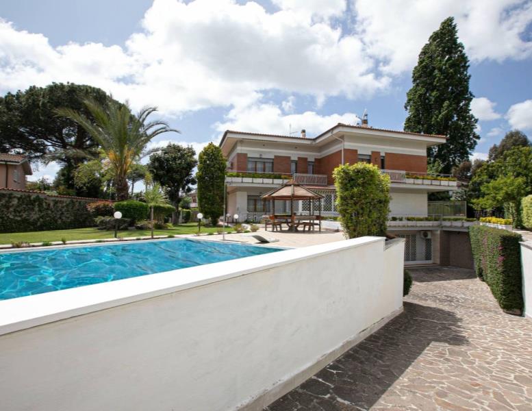 casa indipendente in vendita a Roma in zona Casal Palocco