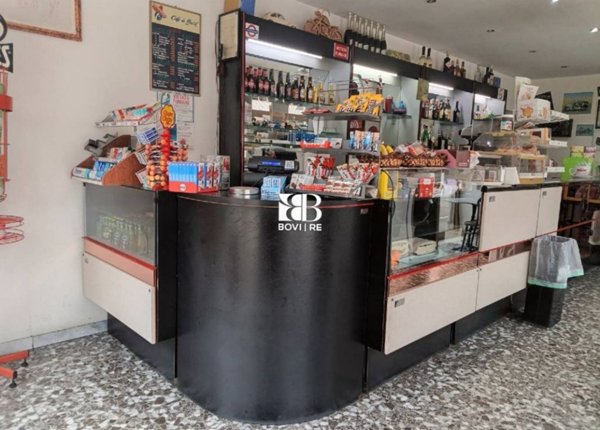 negozio in vendita a Roma in zona Tuscolano