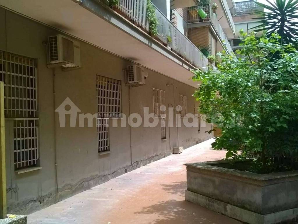 ufficio in vendita a Roma in zona Appio Claudio