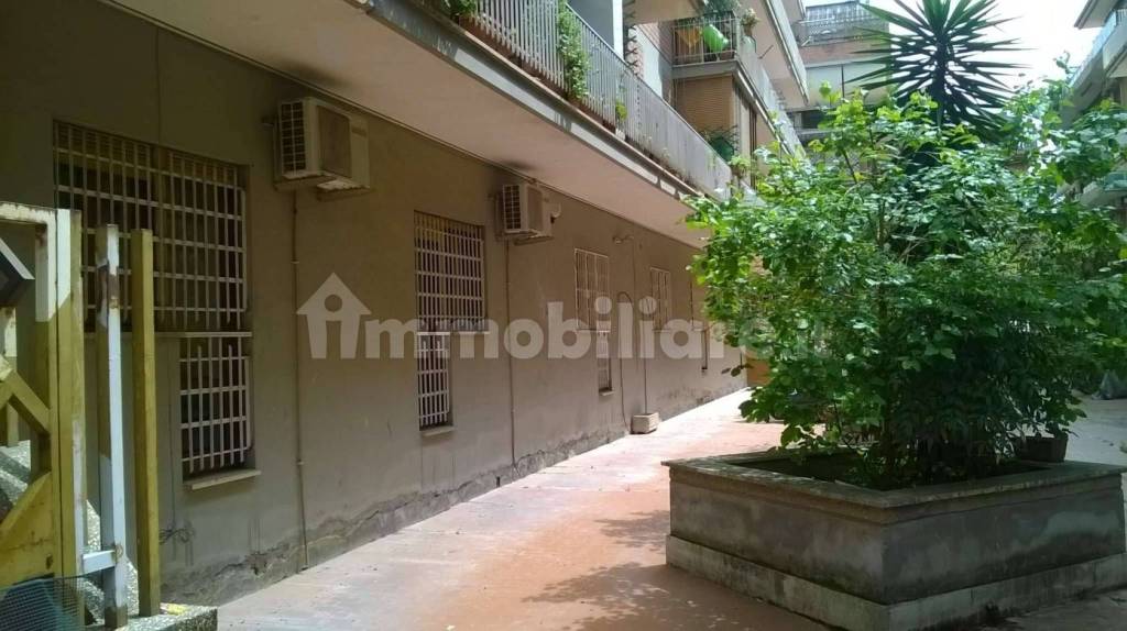 ufficio in vendita a Roma in zona Appio Claudio