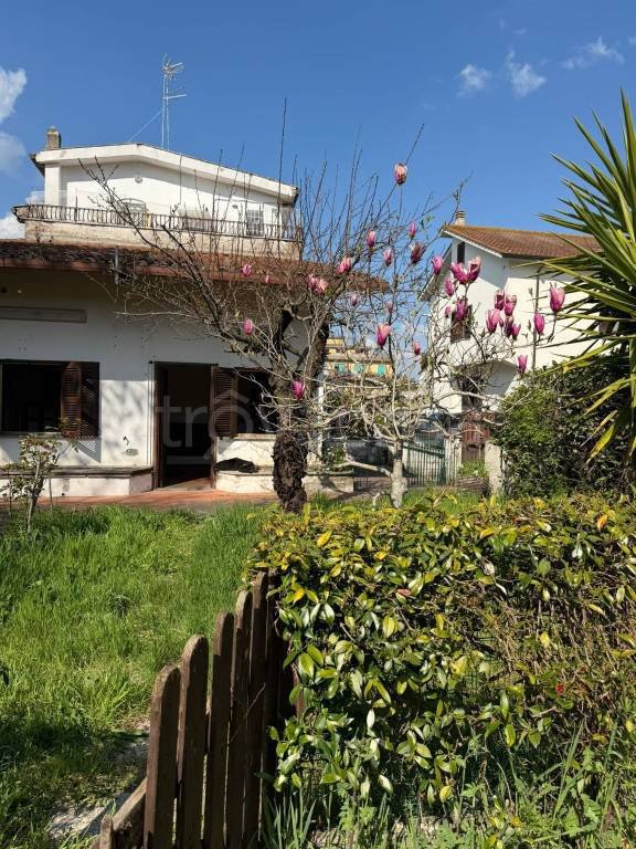 casa indipendente in vendita a Roma in zona Torrione Cerquetta
