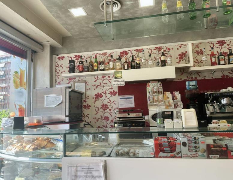negozio in vendita a Roma in zona Cinecittà