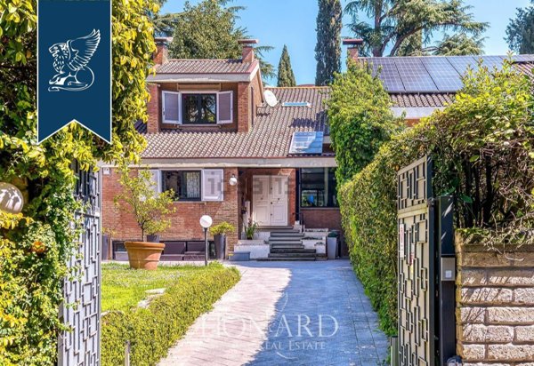 casa indipendente in vendita a Roma in zona Tomba di Nerone