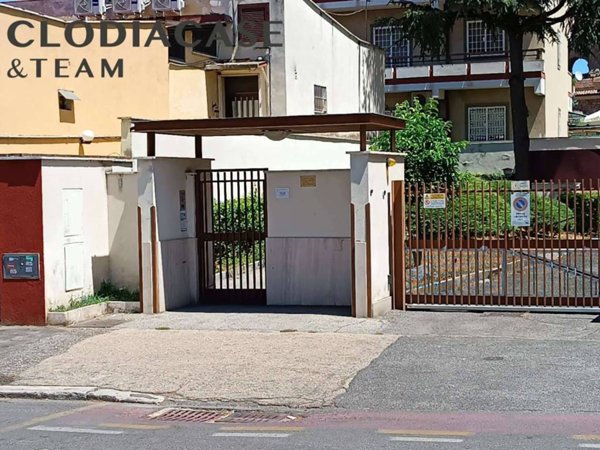 locale commerciale in vendita a Roma in zona Appio Latino