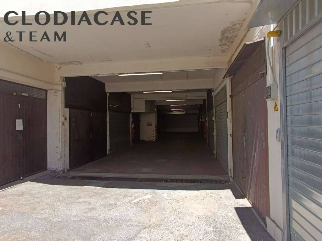 locale commerciale in vendita a Roma in zona Appio Latino